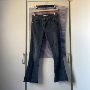 Zara jeans  - Jeans från zara svarta med lite grå tvätt, stl 164. Dom är ganska små i storlek men passar kanske igentligen på folk som har typ 152-156❤️köparen står för frakt