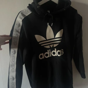 Adidas hoodie - Storlek XS, använd fåtal gånger, mycket fint skick. Nypris ~ 1000kr