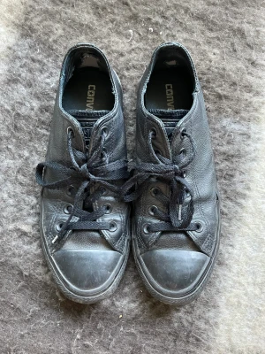 Svarta converse  - Säljer mina svarta converse i storlek 39. Defekter i hälen men annars hela!! Skriv för fler frågor 🖤