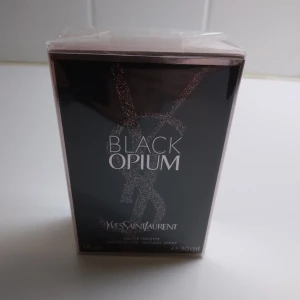 HELT NY OÖPPNAD YSL Yves Saint Laurent Black Opium Edt 30 ml - HELT NY OÖPPNAD YSL Yves Saint Laurent Black Opium Edt 30 ml (för kvinnor) med plomberingen/plasten kvar runtom förpackningen. Säljes pga ångrat köp efter returtid passerat. Skickas väl paketerat i liten box med skyddande emballage inuti. 