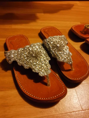 Sandaler helt nya 38 - Helt nya sandaler storlek 38, äkta skinn. normala i storlek 