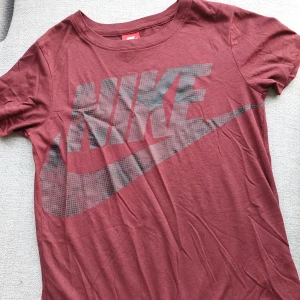 T-shirt  - Endast testad, i övrigt oanvänd