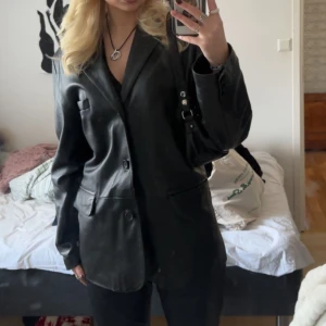 Skinnkavaj - As snygg skinnkavaj/jacka som säljs då jag nyligen köpt en liknande! Står ingen storlek i den men sitter lite oversize på mig som är M vanligt vis. Men passar XS-L skulle ja säga!