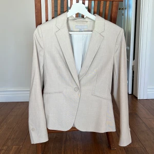 Ljus kavaj  - Ljus kavaj från H&M använd typ 2 gånger - den är för liten för mig. Storlek 38. 