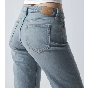 Weekday jeans low waist - Weekday jeans low waist ”arrow low straight jeans” ljus blåa. Original pris 590kr som nya.