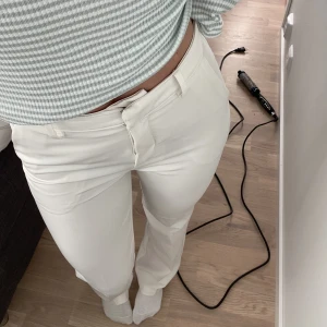 Vita kostymbyxor  - Säljer dessa vita kostymbyxor från Bikbok i modellen Vilma. De är mid waist. Storlek 34a men passar även mig som brukar ha 36. Använda men inga defekter och i bra skick. De är inte genomskinliga!!💗