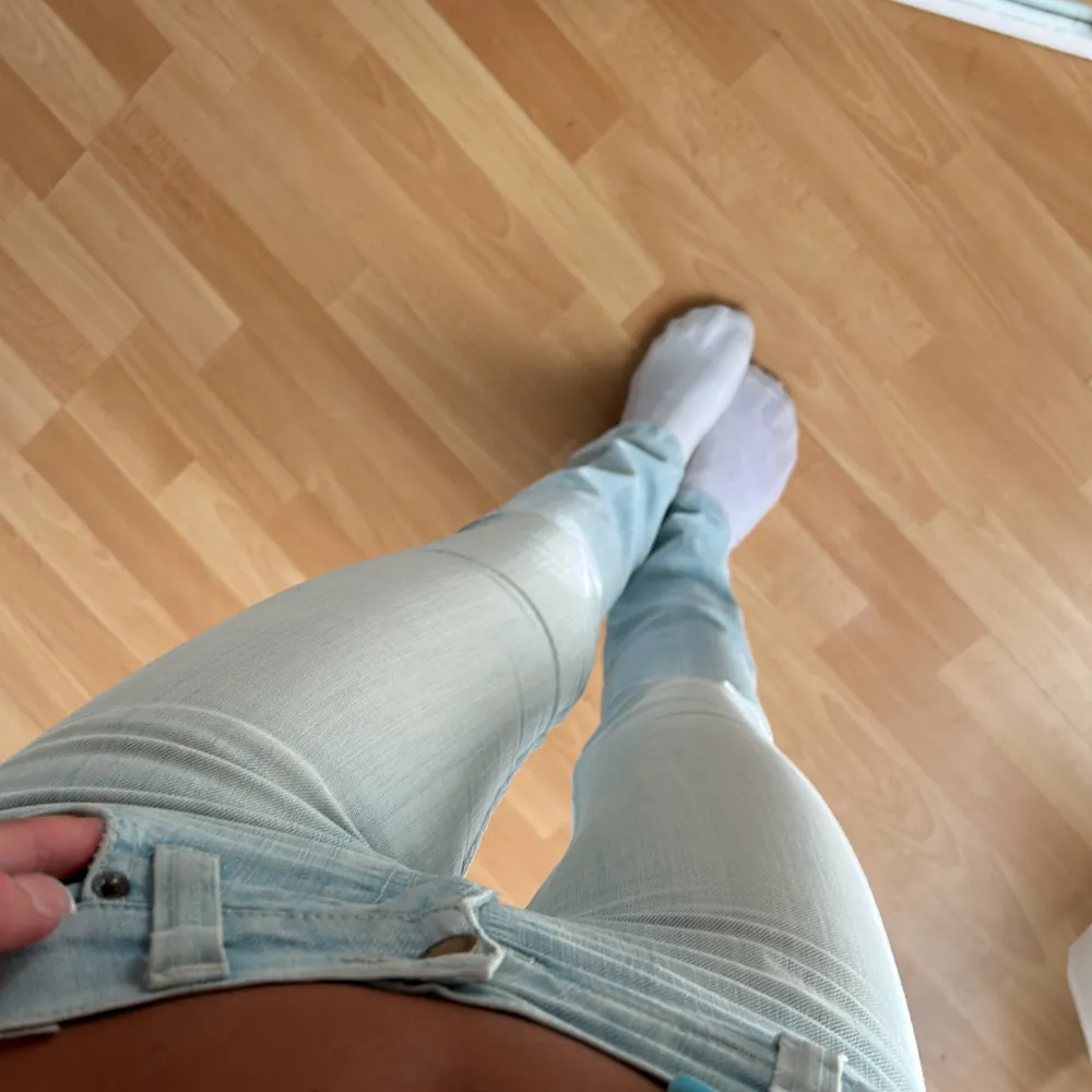 Snyggaste jeansen perfekta blåa färgen till sommaren🤠💖. Jeans & Byxor.