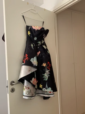 Fest/ Balklänning stol 34 - Perfekt till fest och bal. Harctillhört en ung dam med syl 34 som använt den 3 ggr . 