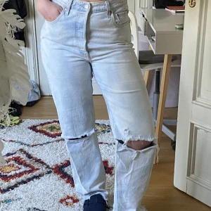 Levis jeans - Levis ribcage med hål på knäna . Sköna stretchiga jeans w29 nypris över 1000