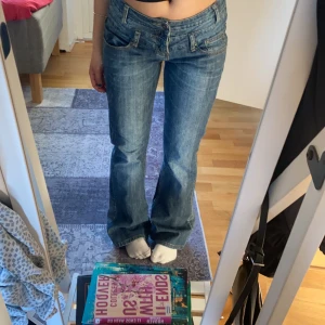 Lågmidjade jeans  - Säljer dessa assnygga Lågmidjade jeans. Perfekt längd o bootcut. Mycket bra skick säljer då jag har flera liknande! Jeansen passar 160-175 ca. Köpta för 450 