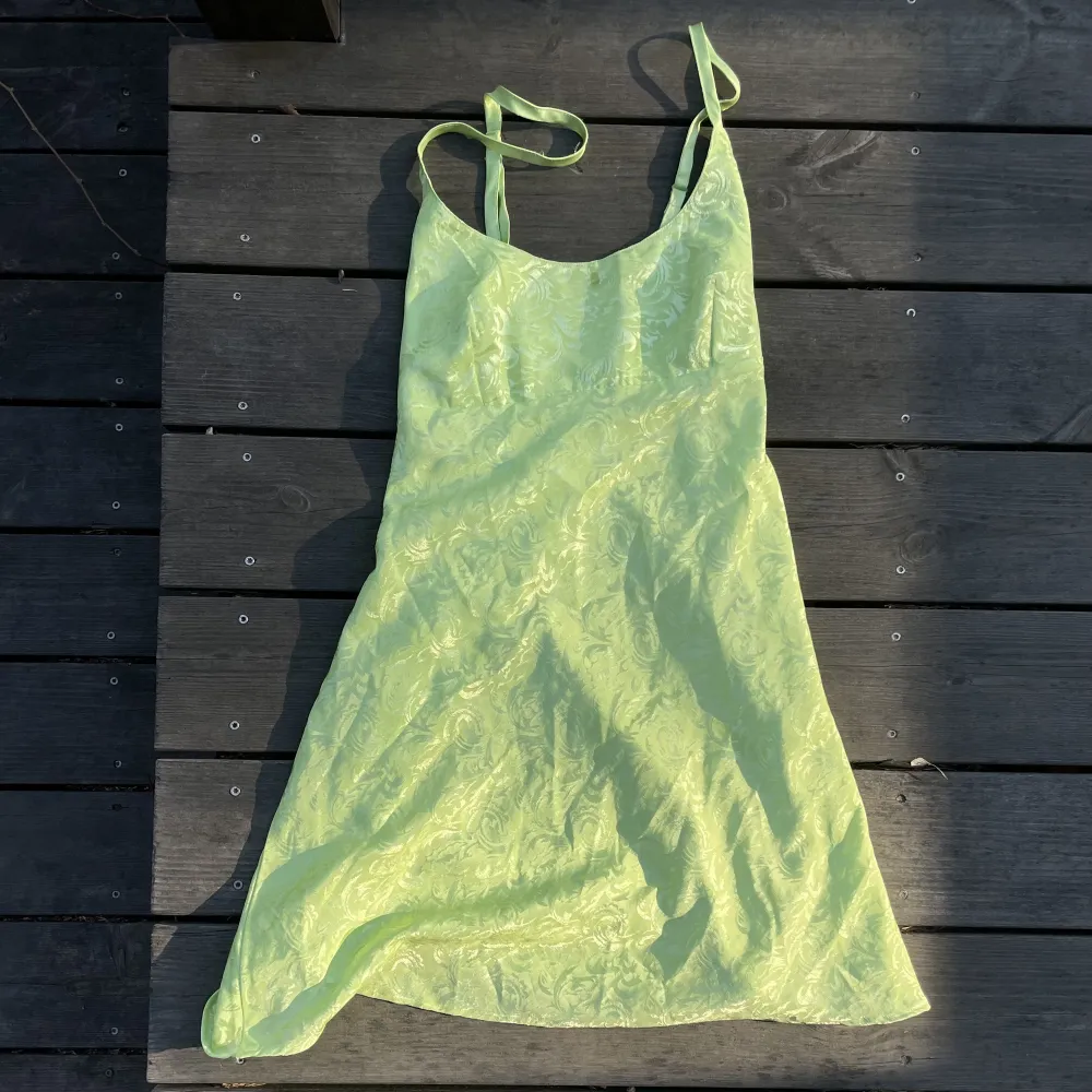 Super söt grön slip klänning i silkigt material! . Klänningar.