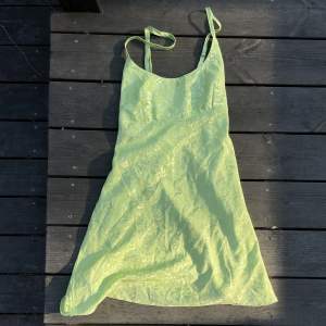 Super söt grön slip klänning i silkigt material! 
