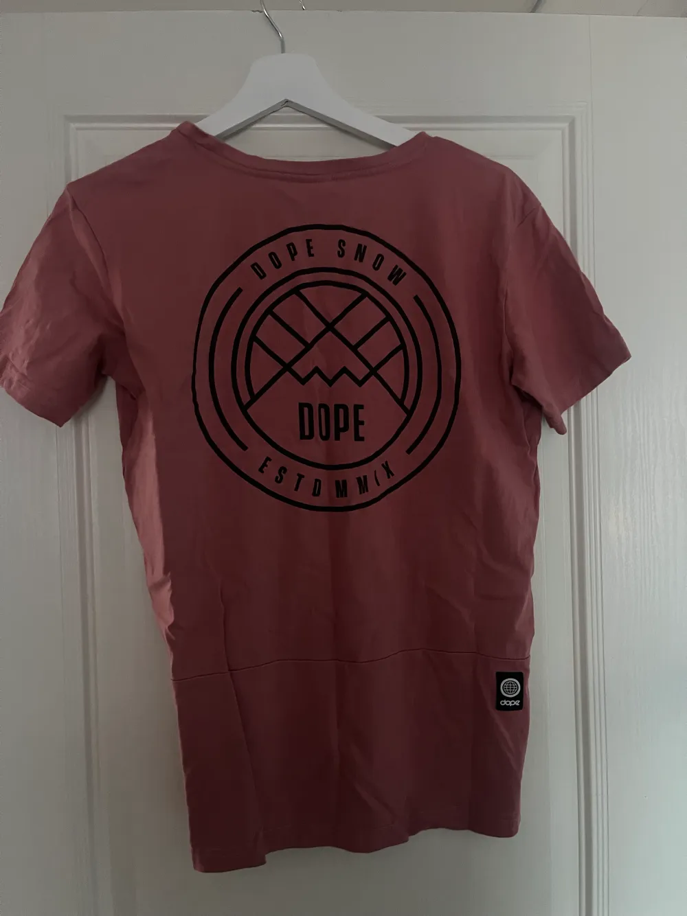 Säljer denna dope t-shirt i storlek 34, använd fåtal gånger så fint skick. Köparen står för frakten💕. T-shirts.