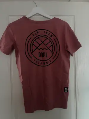 Säljer denna dope t-shirt i storlek 34, använd fåtal gånger så fint skick. Köparen står för frakten💕