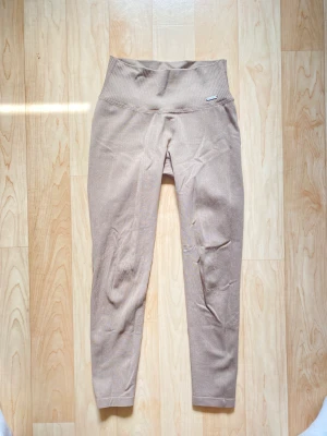 Aimn träningsleggings espresso Small - Ribbade träningsleggings från Aimn i färgen espresso Använda 2-3 gånger  Original pris: 599kr