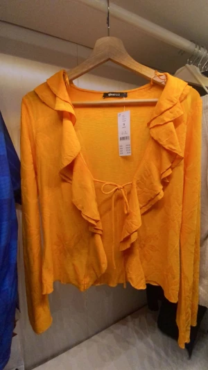 Gina tricot topp - Köpte denna för 1 månad sen och har inte använt den en enda gång. Nyskick! Pris kan eventuellt diskuteras 