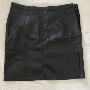 Skinnkjol  - Svart skinnkjol från blendshe. Står ingen storlek i, men jag skulle säga att den passar xs-s. Aldrig använd🤍