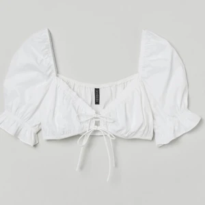 Helt ny topp  - Superfin topp! Säljer då den aldrig använts och är lite stor för mig, lappar och allting kvar!   