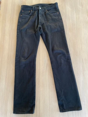 Levis 501 - Säljer mina svarta Levis 501 för att de har blivit försmå. Väldigt bra skick 