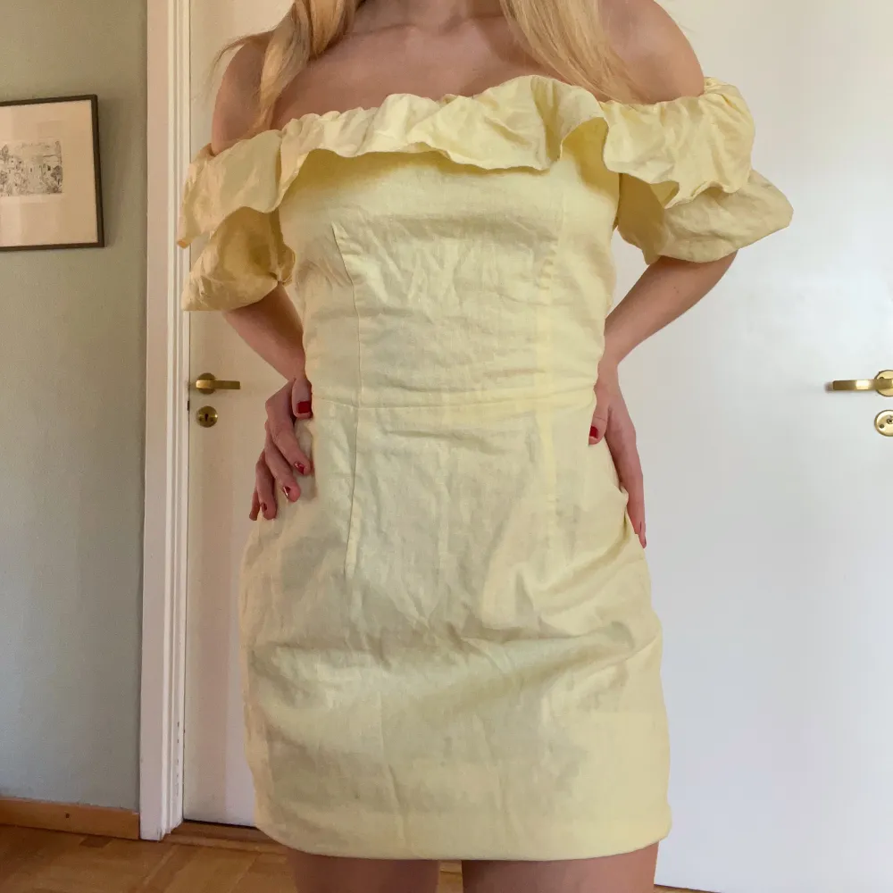 Säljer denna så fina off shoulder klänningen i gult💛 fint skick och världens finaste sommarklänning, har vikt upp den lite på dessa bilder vilket jag brukar göra och den åker inte ner! Den är ca 1 dm längre annars 🌸. Klänningar.