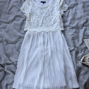 Finklänning - Säljer denna vita klänningen som är perfekt nu till sommaren, skolavslutningen eller studenten! 😍🙌 Endast använd någon gång så i väldigt fint skick.