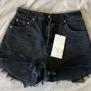 Shorts - Säljer dessa superfina shorts från zara då jag tyvärr köpte fel storlek. 💕Endast testade.  Köparen står för frakt 🚚 