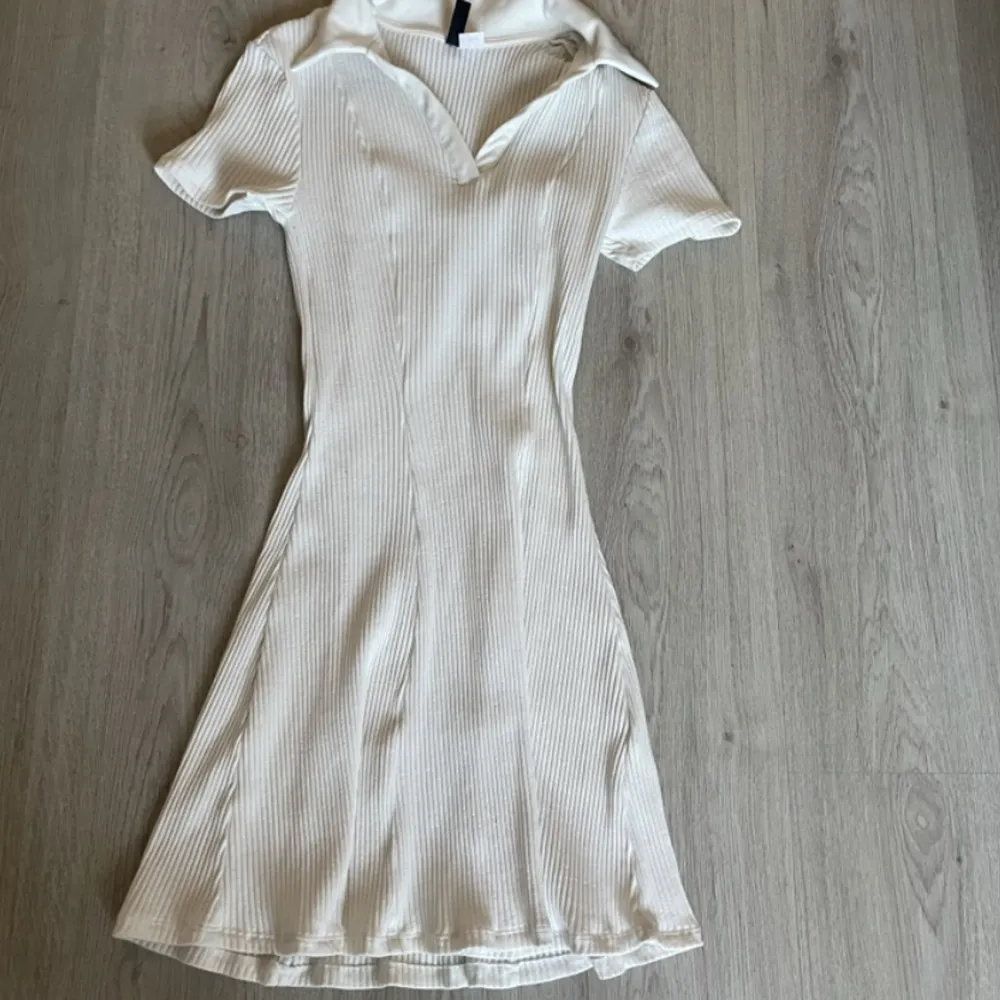 En vit klänning som är köpt på hm. Den är bara använd en gång. Den ser liten ut på bilden men stretchas ut när man har på sig den. Kontakta mig om du har fler frågor ☺️. Klänningar.