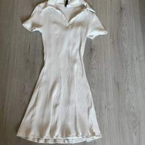 En vit klänning som är köpt på hm. Den är bara använd en gång. Den ser liten ut på bilden men stretchas ut när man har på sig den. Kontakta mig om du har fler frågor ☺️