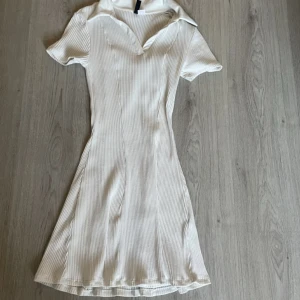 Klänning  - En vit klänning som är köpt på hm. Den är bara använd en gång. Den ser liten ut på bilden men stretchas ut när man har på sig den. Kontakta mig om du har fler frågor ☺️