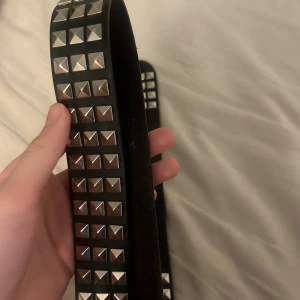 Nitskärp - HEJ! jag säljer ett skärp med nitar på!!! De saknas några nitar men de är inget man tänker på!! 