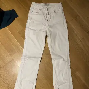 vita low waist jeans i storlek S, aldrig använt men skrynkliga pågrund av att det har varit i gadroben