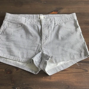 Shorts  - Vita med marinblå ränder.  Korta. I fint skick 