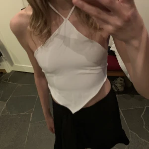 Vit topp - Superfin vit topp som jag gärna behållt själv men säljer då den inte passar. Knappt använd, bara testad.