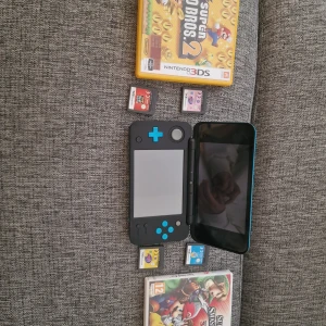 Nintendo 3DS - Kommer med massa spel som twx: Mario super smash box, Super mario 3D world, giutarr hero och (barnspel) som littlespetshop 3 olika spel. Jätte bra skick.