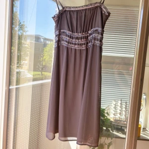Sommarklänning  - Kallare brun klänning, glittriga paljetter, men otroligt skön, knappt använd, jag är 163cm! 