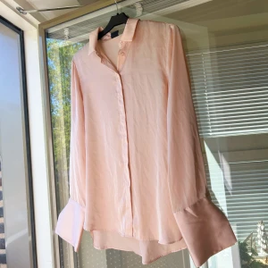Rosa skjorta/blus  - Tunn sommar skjorta/blus, knappt använd, jag är 163cm! 