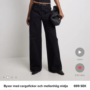 Cargojeans - Skitsnygga cargojeans från NA-KD! Storlek 36 men är för små för mig som har 36/38 beroende på jeans. Byxorna äranvända 2-3 gånger men NA-KD-tagen på baksidan är bortsprättad eftersom den skavde. Originalpris var 599 men säljer för 300. 