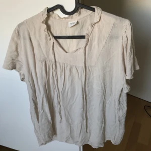Beige topp - Jättefin ljusbeige topp/blus 💖Knappt använd