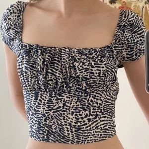 Topp - Mönstrad topp från stradivarius, kommer inte till användning och är i bra skick!