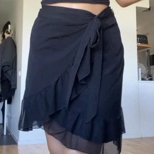 🖤Svart volang omlottkjol🖤 - Superfin kjol från saint tropez! Riktigt bra kvalite, sparsamt använd så i nyskick. Storlek S. Passar dock allt ifrån en XS-L då den är jysterbar i midjan. 