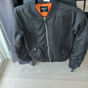 Bomberjacka  - Svart bomberjacka ifrån New yorker, strl S mer som en XS. Om man inte vill ha den tight. Säljer för 90kr 