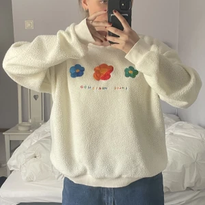 Vit tröja i teddymatreal - En söt oversized tröja med blommor på🌷💕 Tröjan är i teddymatrial och är skön på! designad av Chloe Moriondo⭐️ Orginalpris: 600kr 