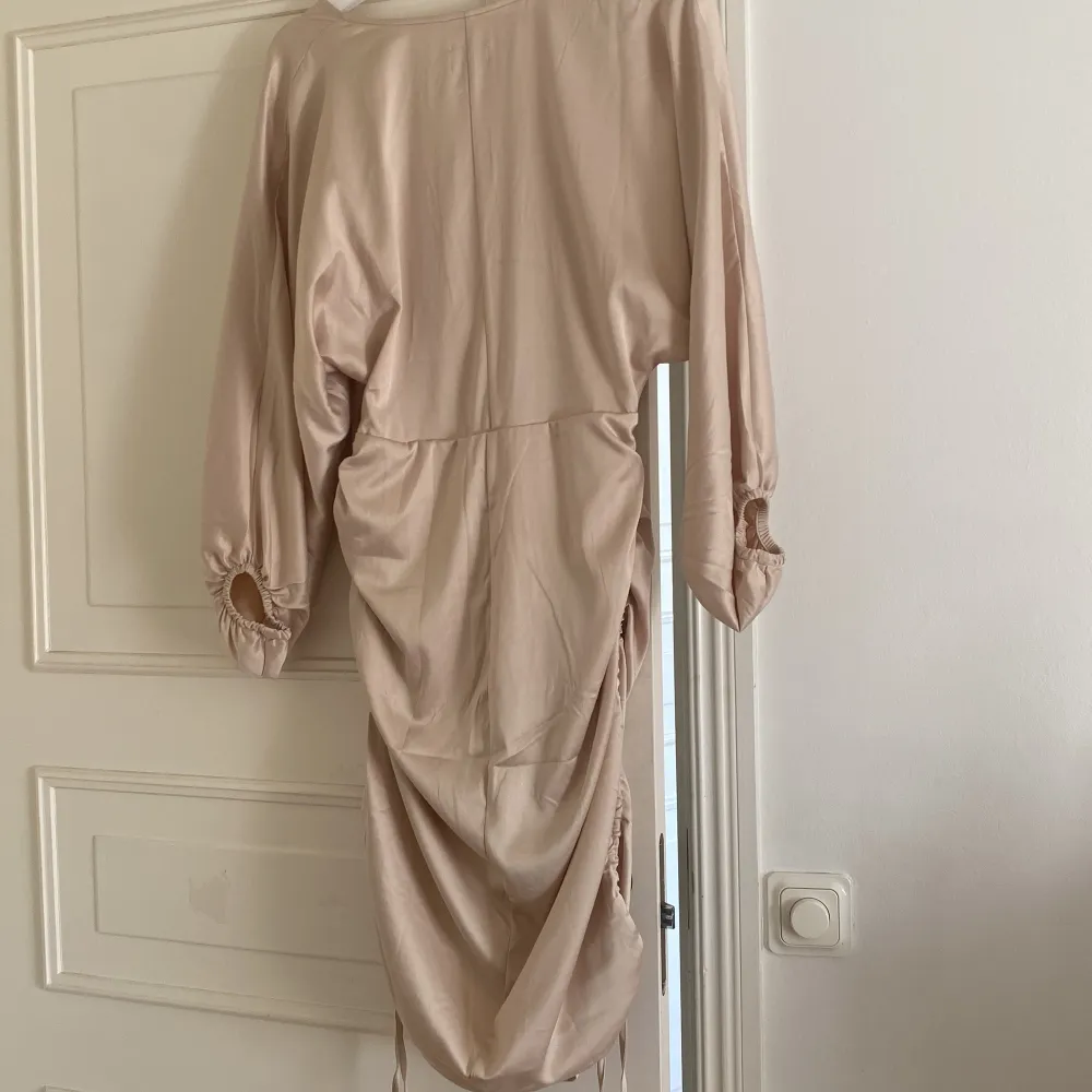 En beige v-ringad bodycon klänning, använd 1 gång. Klänningar.