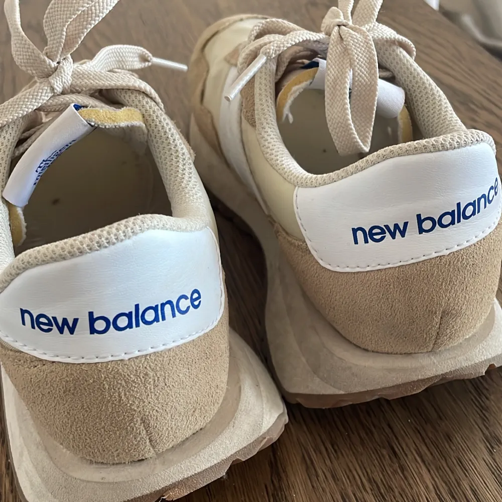 Tänkte sälja mina New Balance 237 med beig, vit och blå detaljer. Funkar till allt och är supersköna!! Köpta sommaren 2022 och är använda Max 5 gånger, kommer inte till användning då jag har alldeles för mycket skor och jag rensar inför flytt. . Skor.