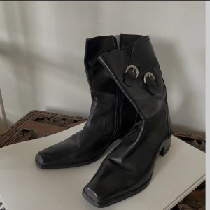 Svarta boots 39  - Svarta stövlar / boots med rak tå i väldigt bra skick! Knappt använda. Strl 39