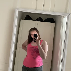 Träningslinne  - Rosa träningslinne i badklädsmaterial. Som ny. Storlek S. Kan mötas upp i Ed/ Bengtsfors eller skickas mot fraktkostnad☺️