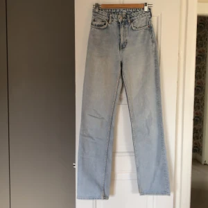 Ljusa jeans - Modell Voyage från Weekday. Mjuka av användning. 100% Bomull.
