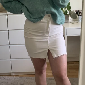 Jeanskjol - En lite längre vit jeanskjol som tyvärr inte kommer till användning hemma hos mig. Använd en gång, nyskick! Pris kan diskuteras!