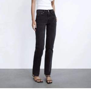 super snygga jeans ifrån zara i storlek 34, jätte fina!! säljer då jag inte använder de längre. inte använda så mycket och i väldigt fint skick! 
