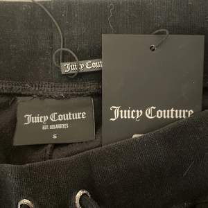 Juicy couture byxor från NK, köpta för 1100kr och säljer för 470kr🤍 kanppt använda och pris kan diskuteras